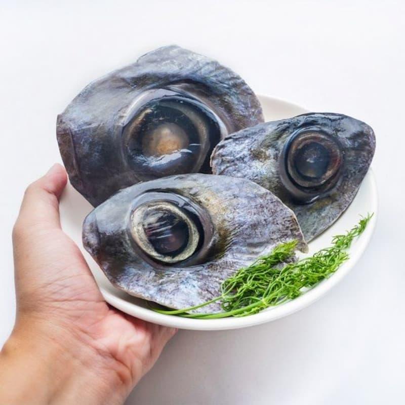 Hình ảnh món mắt cá ngừ chưng cách thủy đặc trưng của Nhà hàng Mắt Cá Ngừ Tây Sơn, trông hấp dẫn và nóng hổi